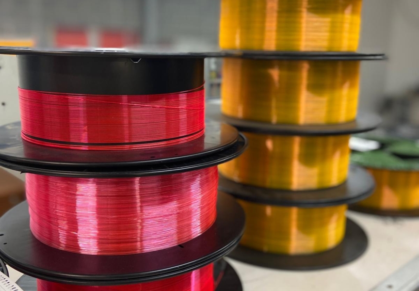 Bobines de fibres optiques polymères produites par Apollinaire Composites et Technologies